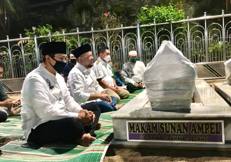 Ketua DPD RI La Nyala Ajak Kapolda Jatim Fadil Ziarah Ke Sunan Ampel