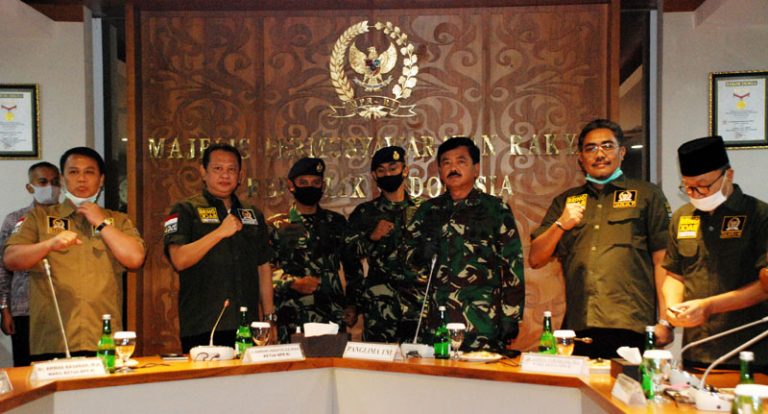 MPR RI Beri Penghargaan Dua Prajurit TNI AL