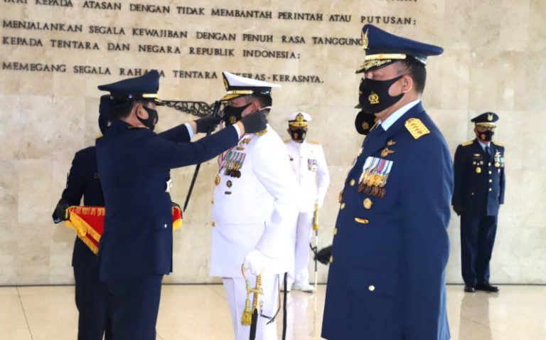 Panglima TNI Sematkan Tanda Kehormatan Bintang Angkatan Kelas Utama Kepada Kasal dan Kasau