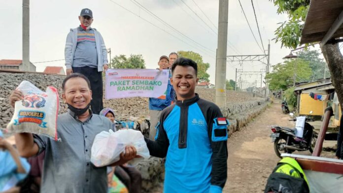 Bantuan Sembako Ramadhan Sentuh Warga Dhuafa di Sekitar Bantaran Rel Kereta
