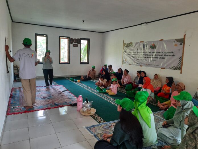 Mahasiswa Megister Paramadina Sosialisasi Pupuk Limbah Organik di Desa Sekarwangi Bogor