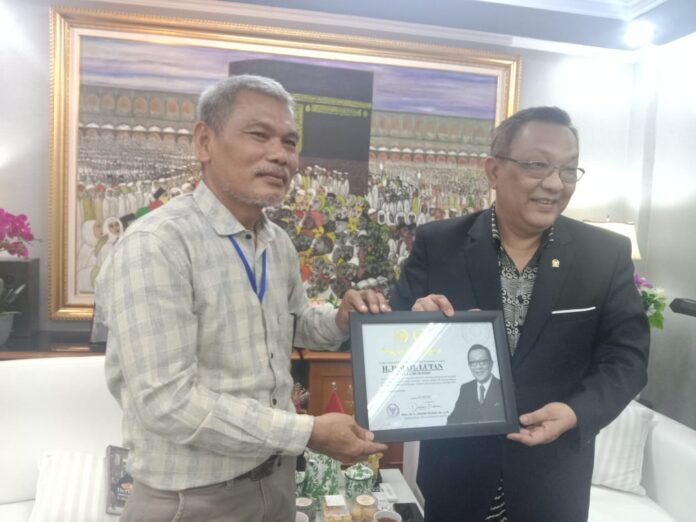 UIA Beri Beasiswa Kepada 3 Orang Anggota PJMI