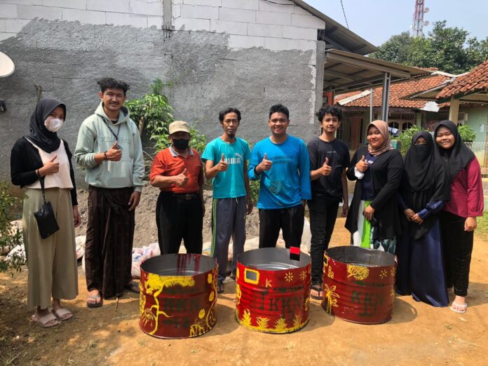 Optimalisasi Kebersihan Lingkungan oleh Mahasiswa KKN UIKA Bogor 2023