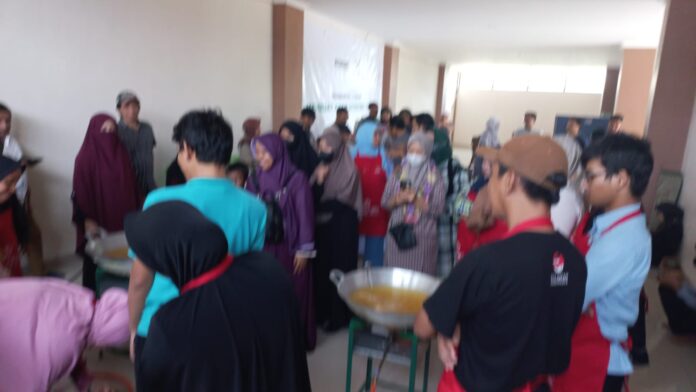 Salurkan Bantuan Usaha ZChicken, Begini Sambutan Emak - Emak Terhadap WIZ