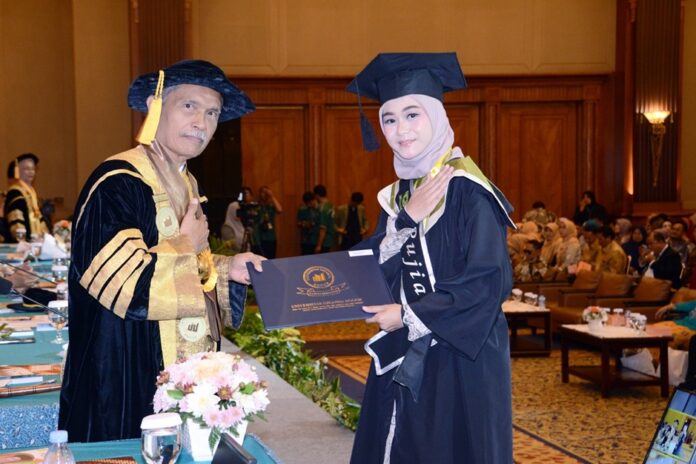 UNIDA Gelar Wisuda ke-48, Lantik 631 Wisudawan dan Kukuhkan Prof. Dr. Sri Harini, Dra., M.Si sebagai Guru Besar Bidang Ilmu Manajemen