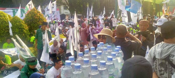 Pukul 07.16 WIB : Jelang Pendaftaran AMIN, Berbagai UMKM Ikut Bagikan Makanan dan Minuman Sesama Relawan AMIN di Beberapa Ruas Jalan Menuju KPU