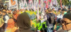 massa pendukung pasangan Capres Cawapres Anies Baswedan-Muhaimin Iskandar (AMIN)