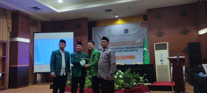 Dekan FKIP UIA DR Misbah Fikrianto Beri Pencerahan Guru Al Washliyah DKIPeningkatan Kompetensi Guru harus Berkelanjutan