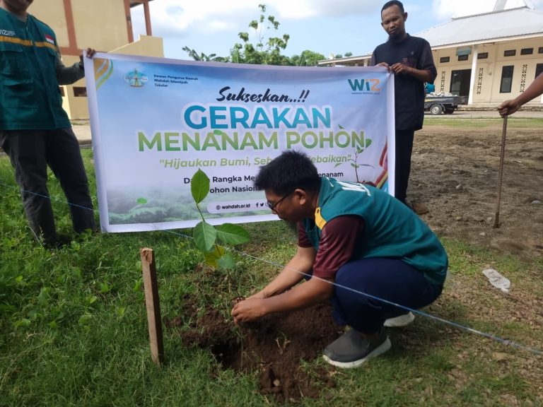 Gerakan Menanam Pohon Wahdah Islamiyah sebagai Solusi Lingkungan