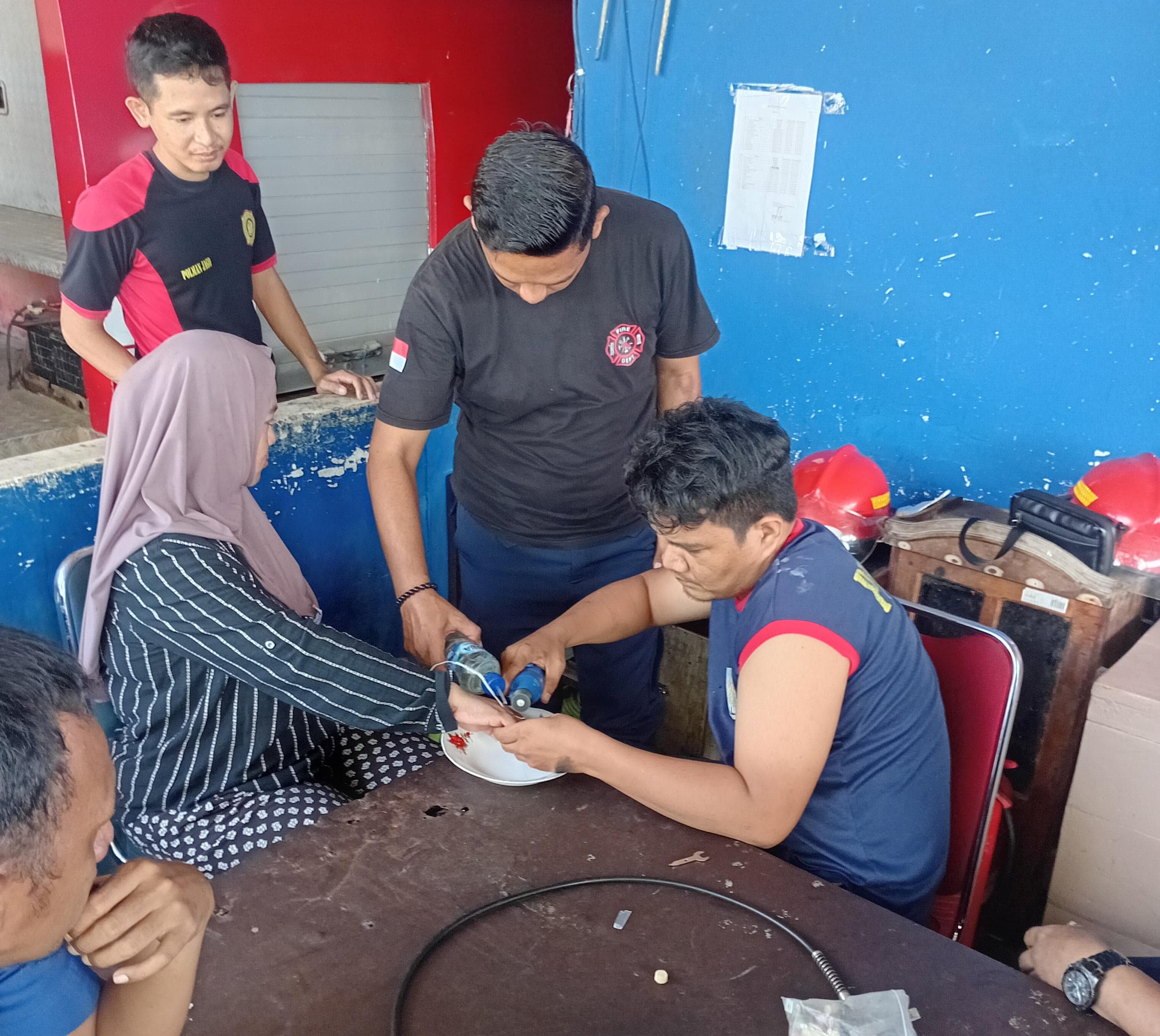 Malam Evakuasi Tawon, Siang Lepas Cincin : Damkar Polman Kerja 24 Jam