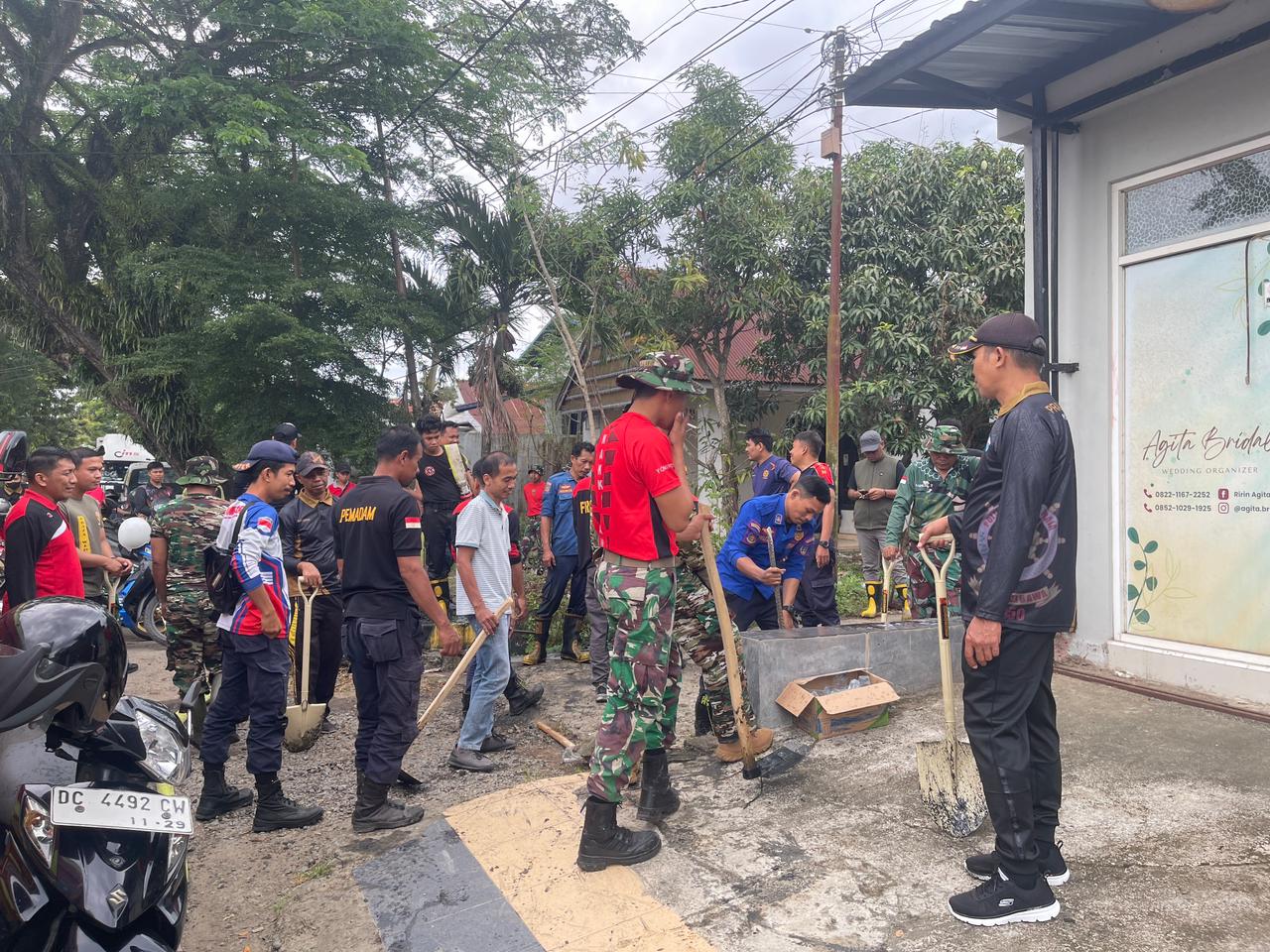 Aksi Bersih Drainase Jum’at Bersih Tak Henti : Sinergi Warga, Pemerintah, Aparat, Satpol PP, dan Damkar Polman