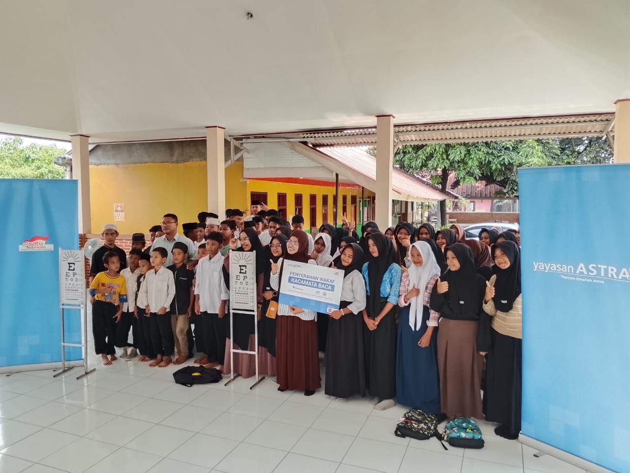 Jufi dan Yayasan Astra Gelar Wakaf Kacamata untuk Pelajar Duafa di Bantar Gebang